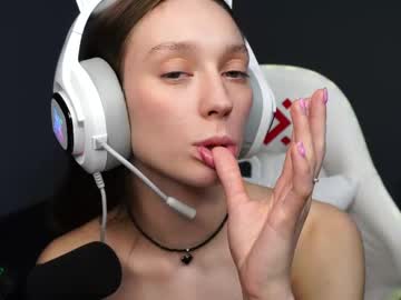 See Fannyboozer online Now @ fap.tw