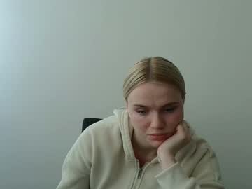 See Leyla_le online Now @ fap.tw