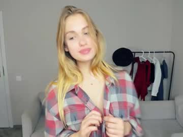 See Tilliecristello online Now @ fap.tw